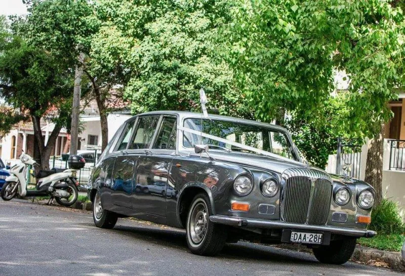 Silver Daimler Elizabeth wedding car